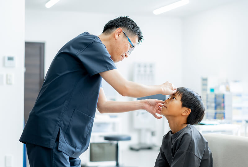 子どもを診察する吉川先生の写真